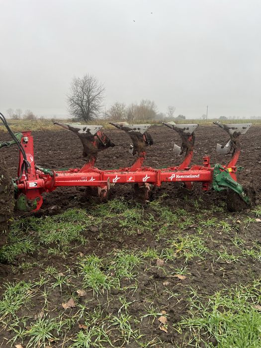 Pług obrotowy Kverneland F160 – 4 skiby, resor