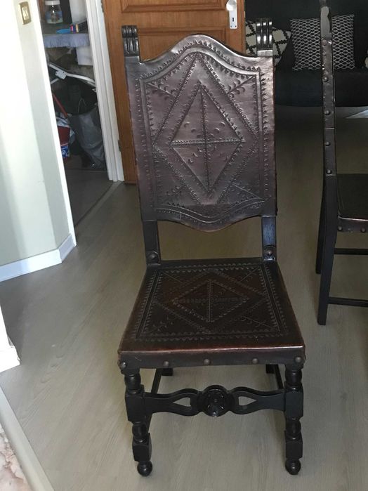 Móvel de Sala com mesa redonda e seis Cadeiras de Cabedal