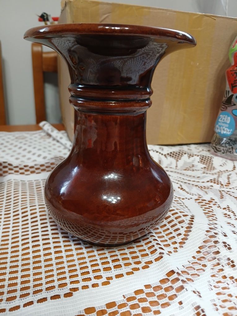 Ozdobny brązowy wazonik
