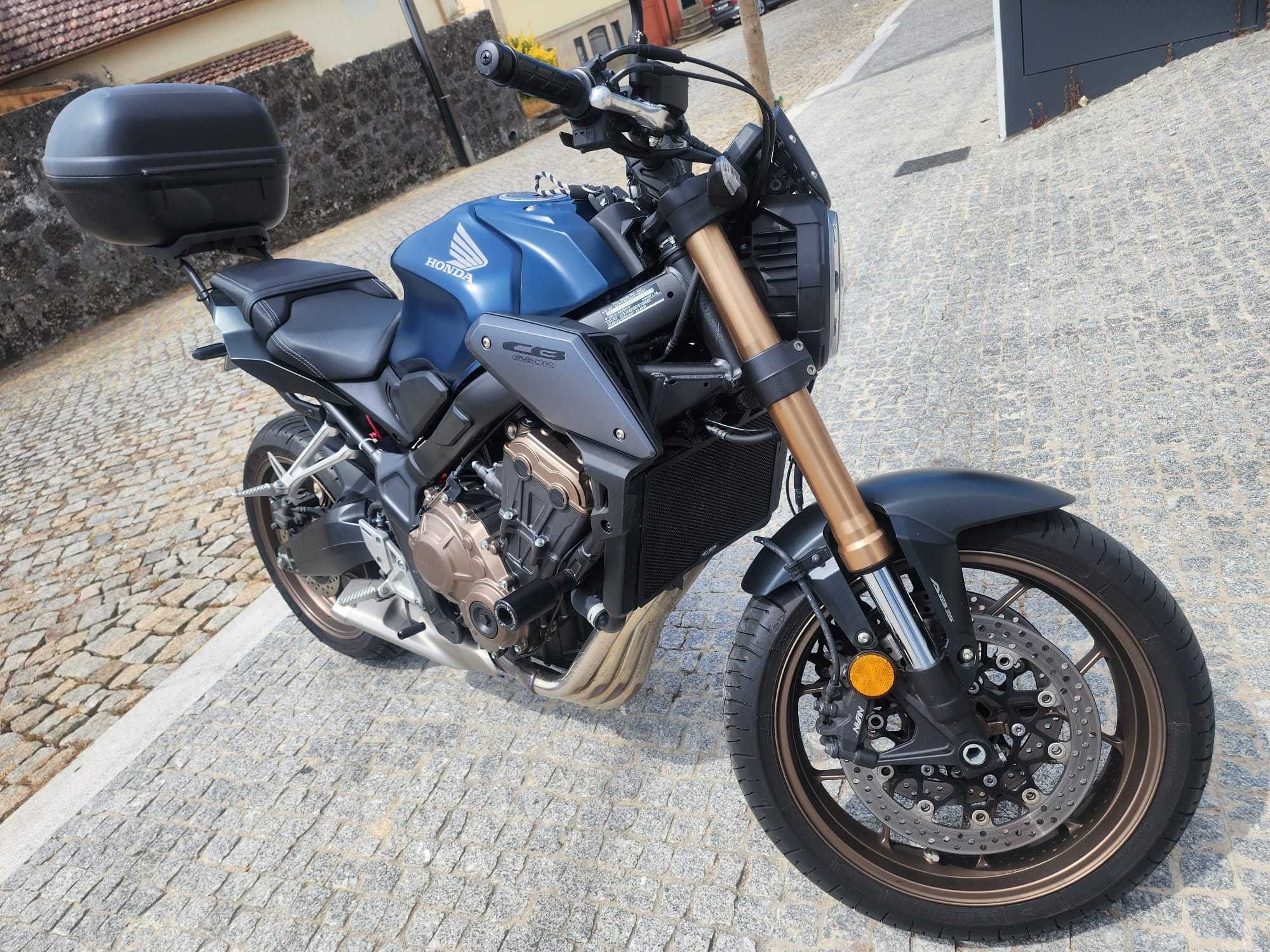 Honda CB650R - Poucos Kms, pneus Michelin, Quadlock e mala incluidos