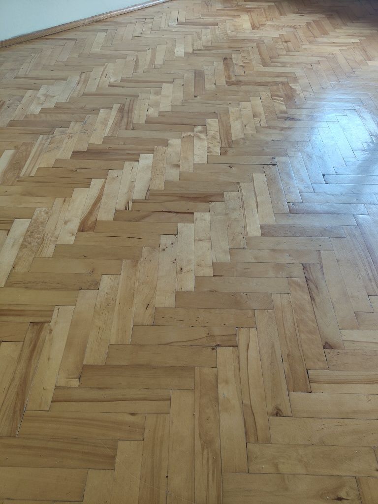 Parkiet z demontażu w dużym domu (łącznie ponad 100 m2)