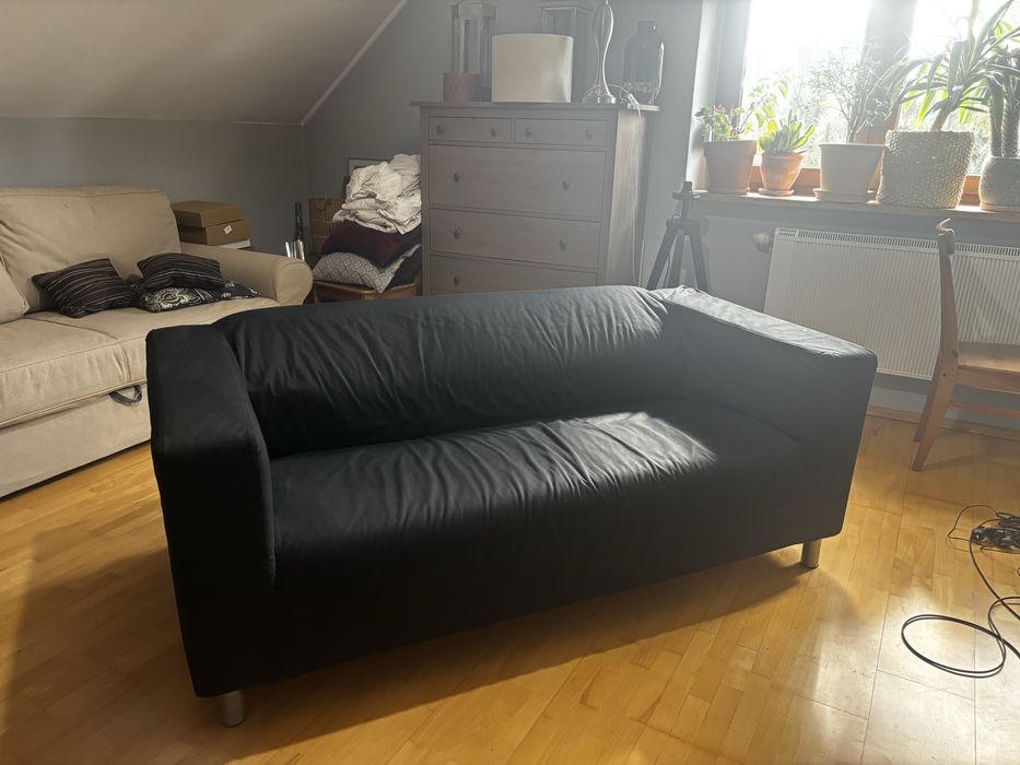 Sofa Ikea z czerownym pokrowcem