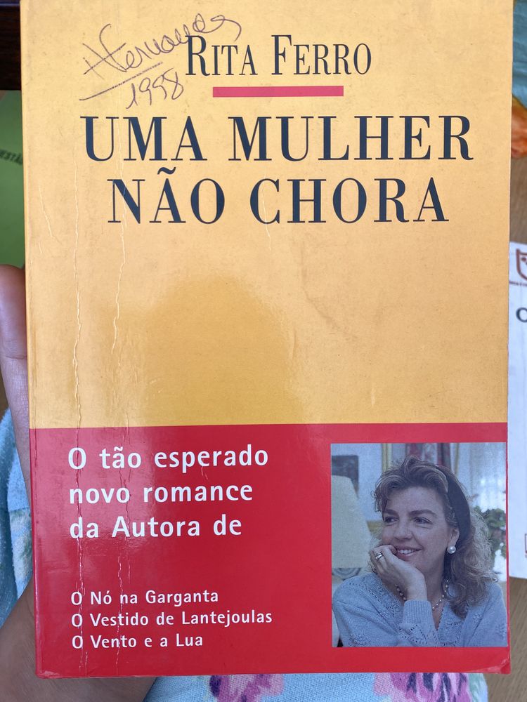 Uma mulher não chora - Rita Ferro