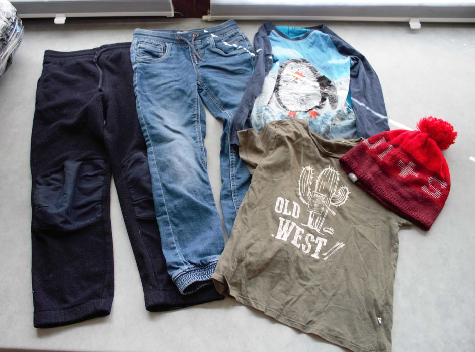 Дарую одяг на хлопчика розмір 122-128