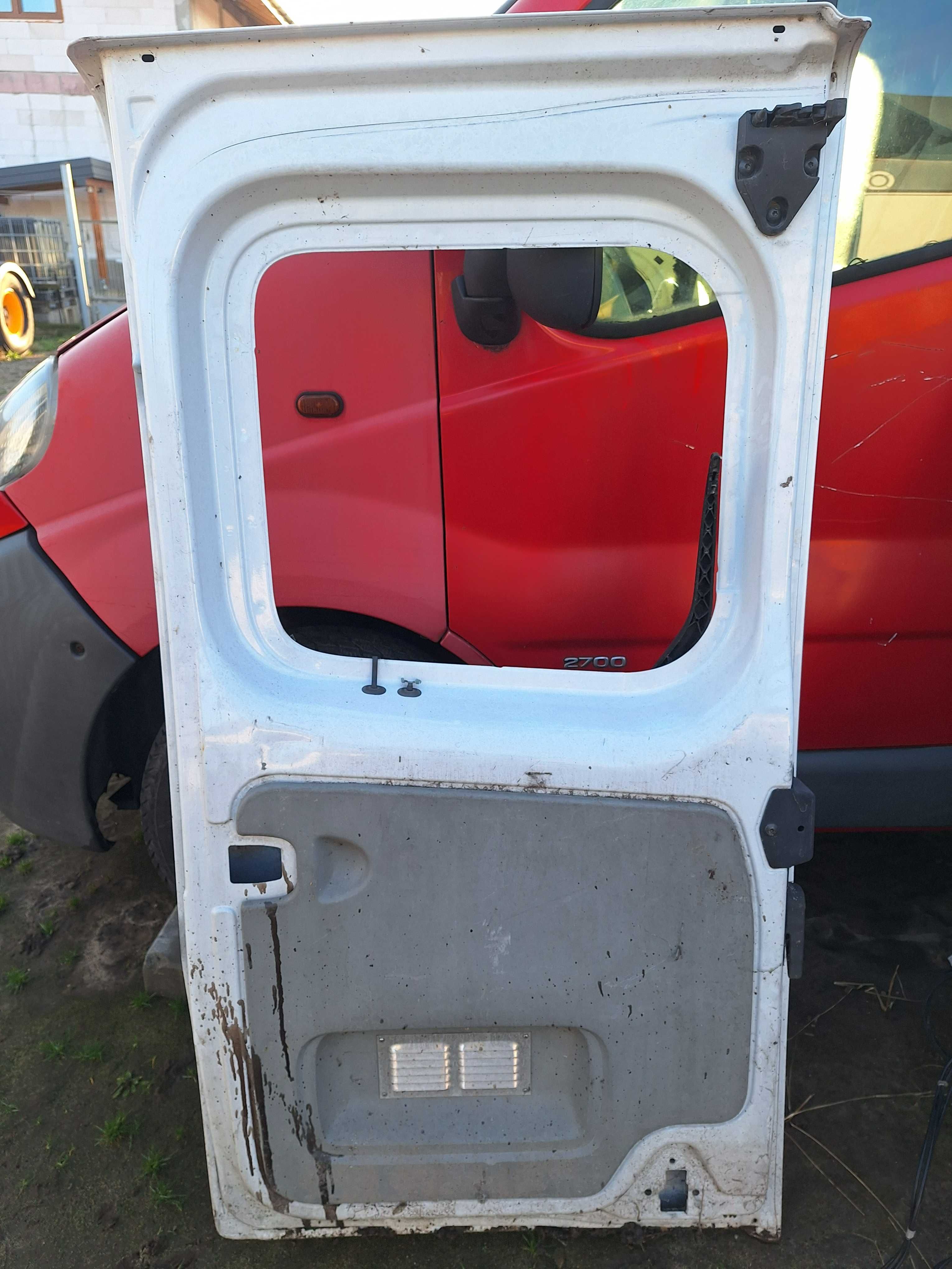 Drzwi prawy tył skrzydłowe Renault Trafic II / Vivaro /Primastar 01-14