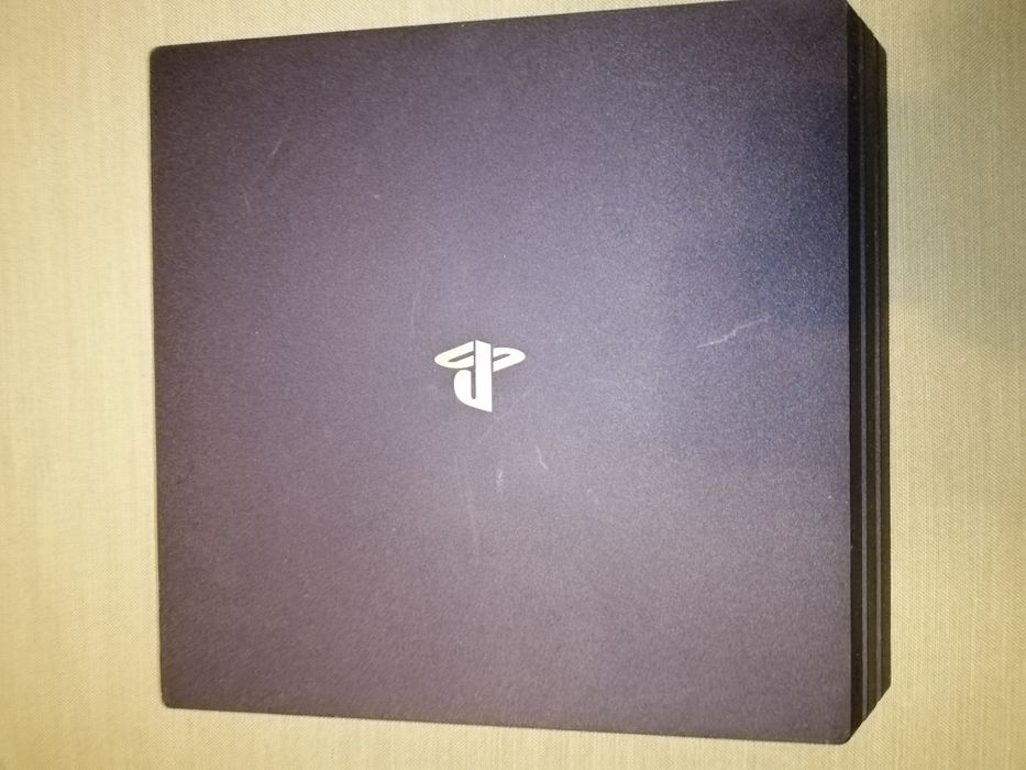 Продам приставку PS4 PRO 1TB