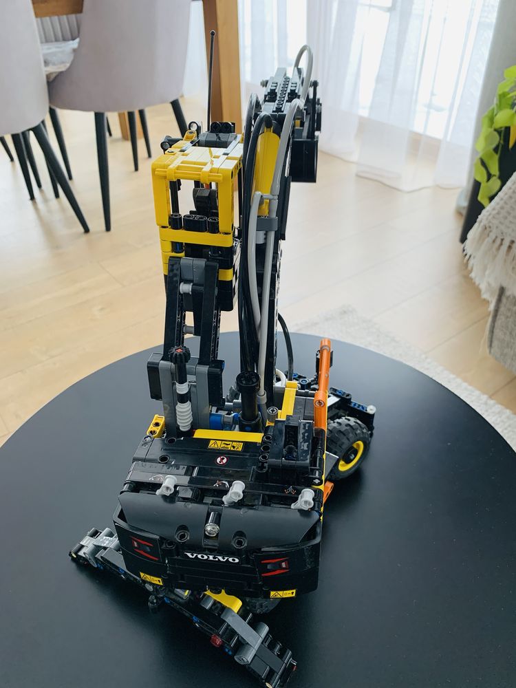 Lego Technic Koparka Volvo 42053