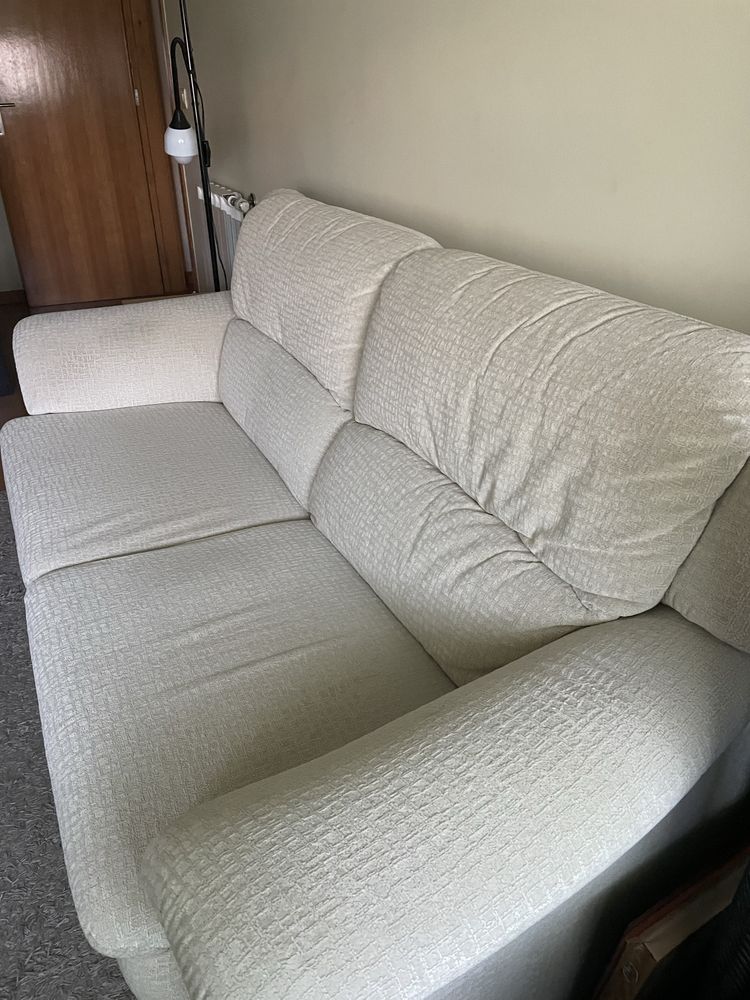 Sofa de tres lugares em curtizane