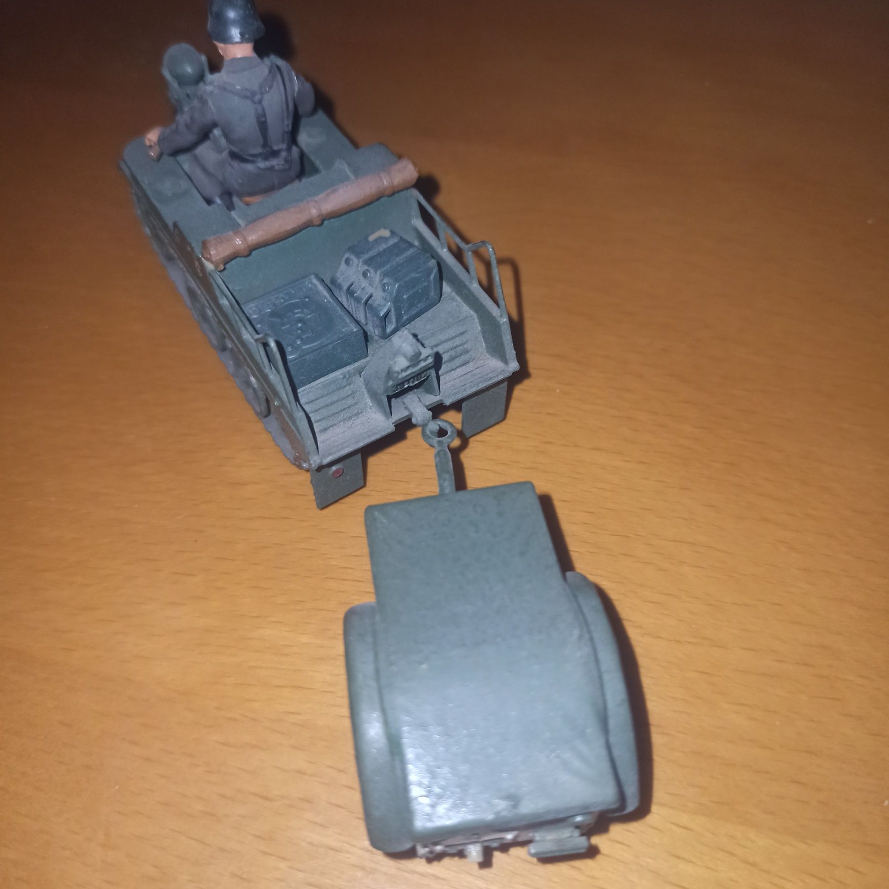 Sd.Kfz.2 Kettenkraftrad 1:35 model  kierowca i 3 szkopów