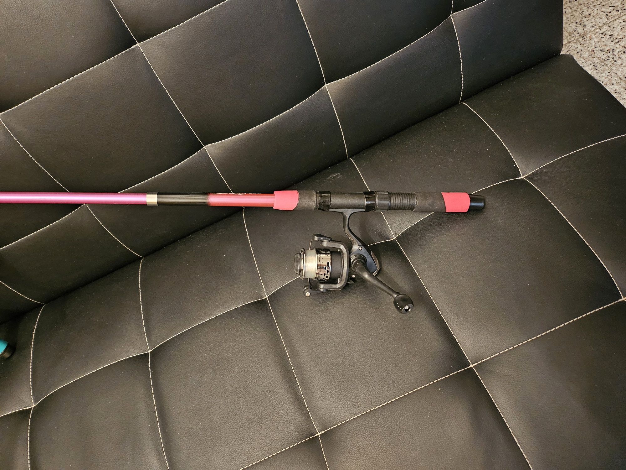 Vendo varas de pesca lindas cores. Completas