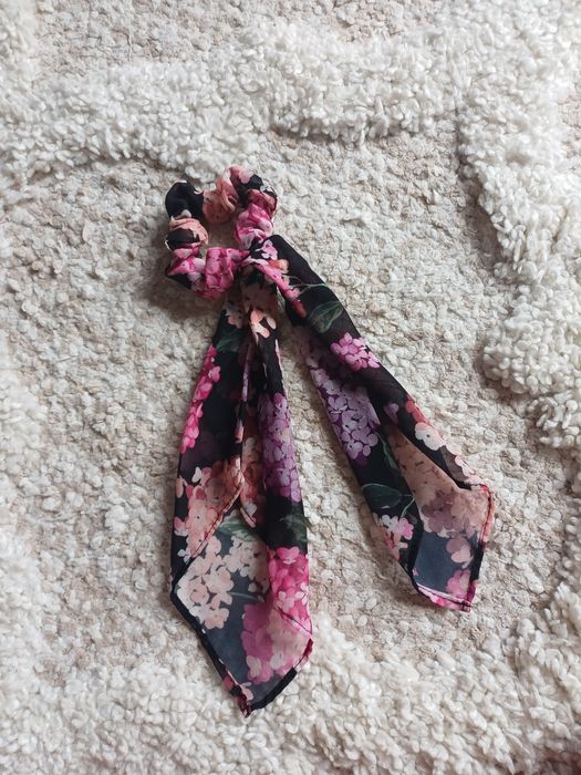 Materiałowa gumka do włosów scrunchie ze wstążką H&M w kwiaty ozodoba
