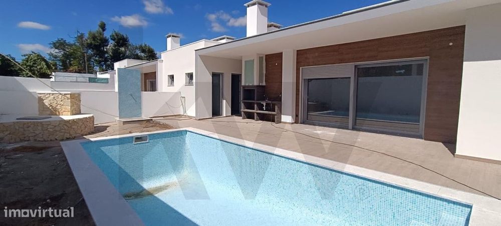 Moradia térrea geminada T4 com piscina e garagem,  em fase final de co