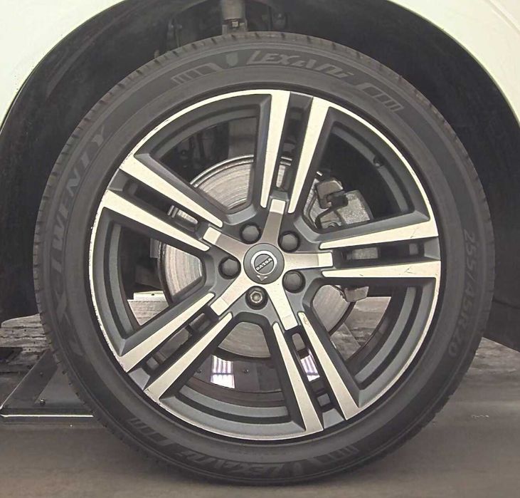 Продаю власний автомобіль VOLVO XC60 Momentum 2018 року