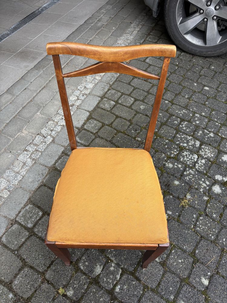 Dwa stylowe krzesła drewniane