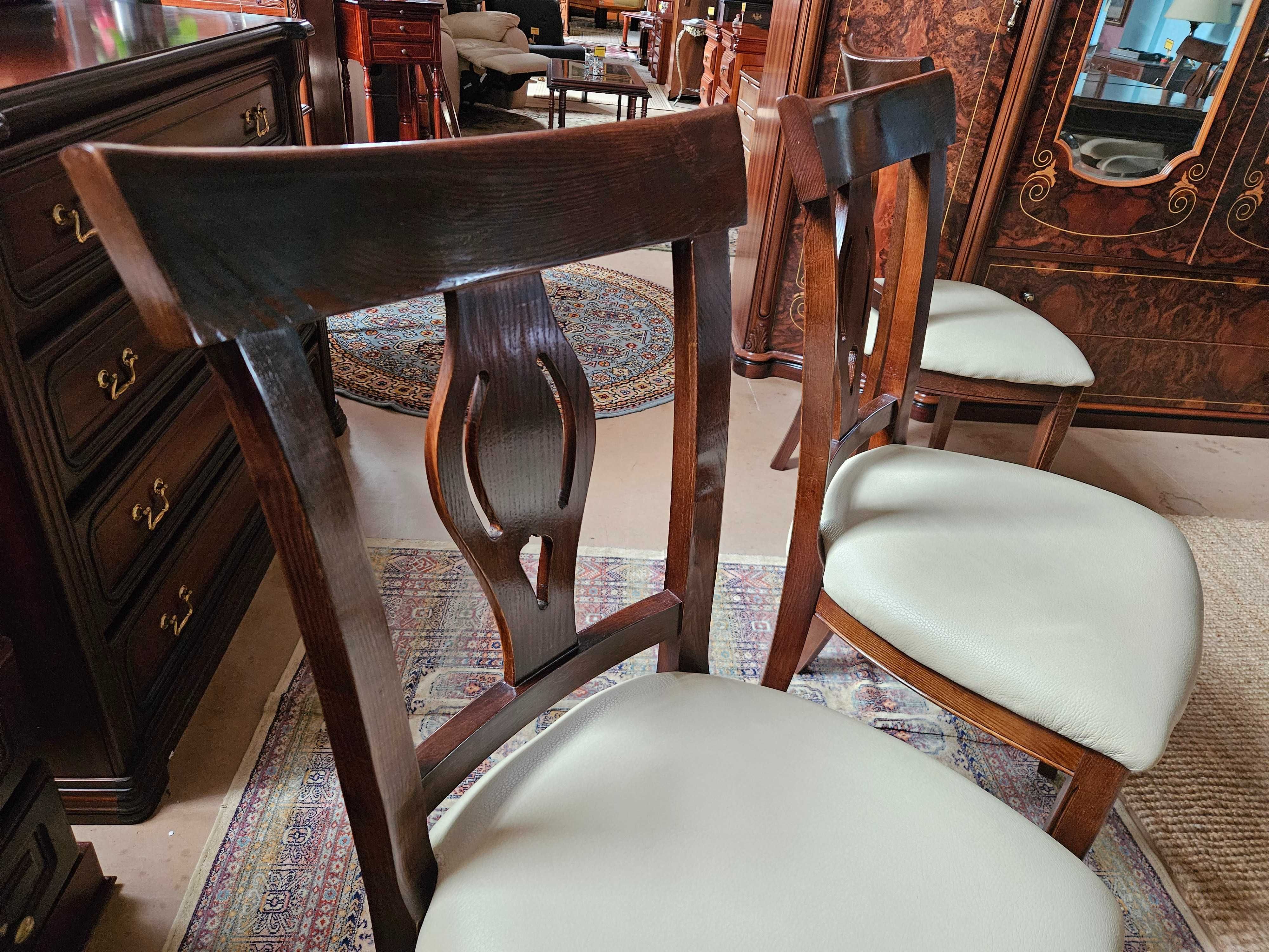 Cadeiras grandes de sala em madeira maciça e pele de