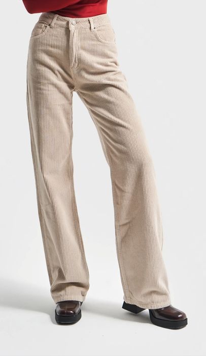 Широкие вельветовые брюки с высокой посадкой бренда Bershka