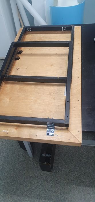 Міцний стіл/парта.