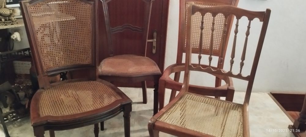 Cadeiras antigas em palhinha