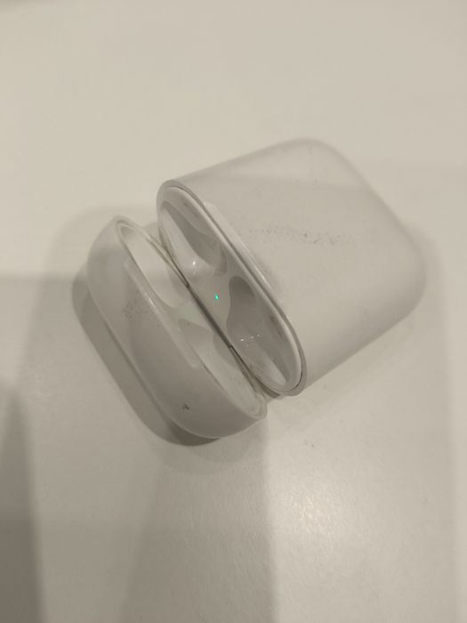 Футляр для наушников Apple