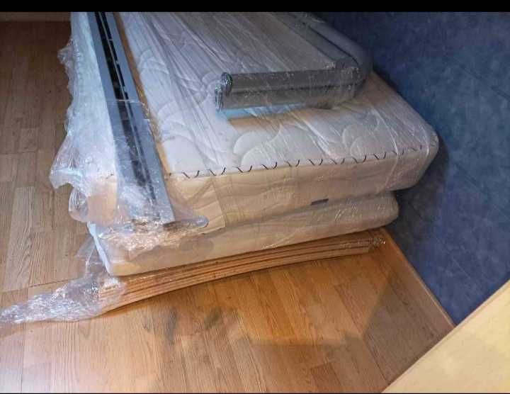 Duas camas com colchões