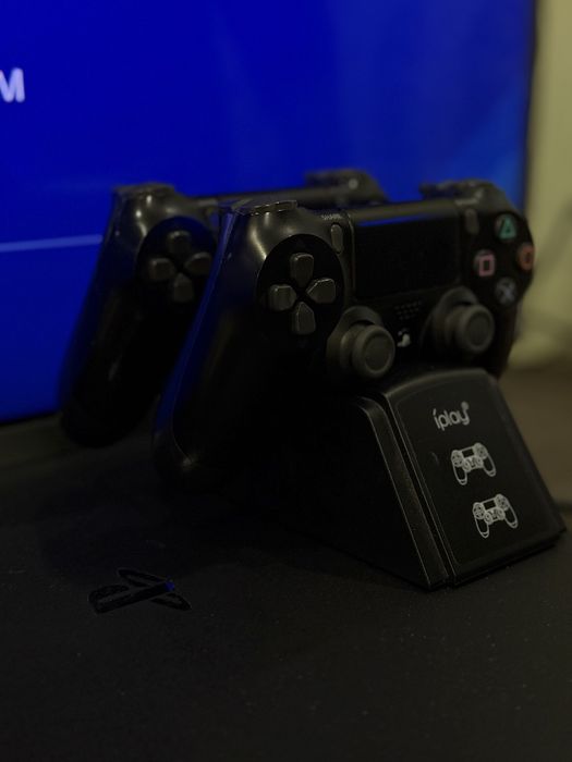 Продам Sony PS4 PRO 1 TB