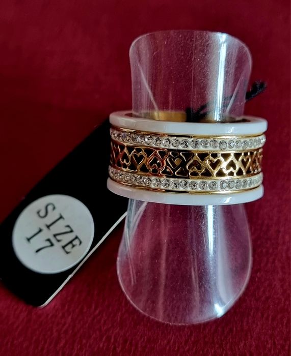 Anel dourado e branco, em aço, com corações e zirconias. T17