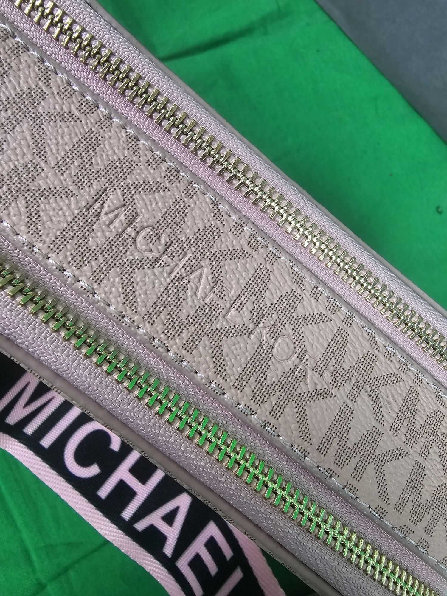 torebka kuferek monogram Michael Kors Torba Hit pudrowy pasek Premium