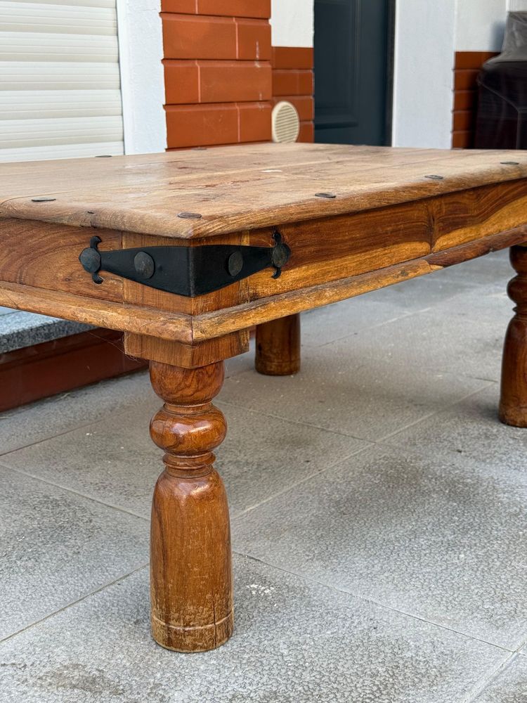 Mesa de centro rústica em madeira maciça com ferragens