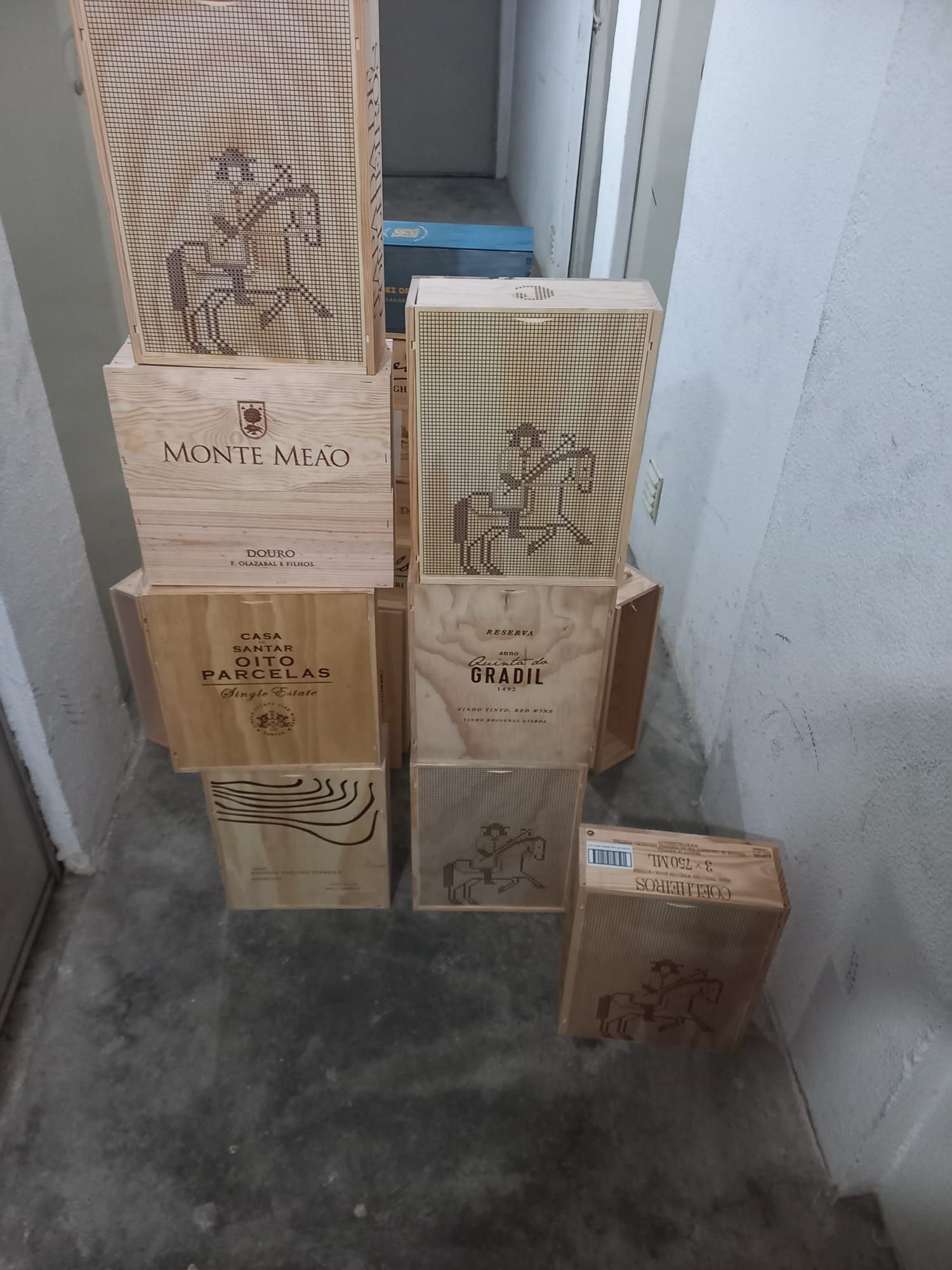 Vendo caixas de madeira com marcas de vinhos