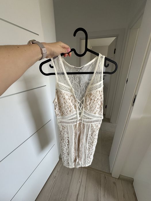 Sukienka koronkowa na beżowej podszewce Xs Tally weijl