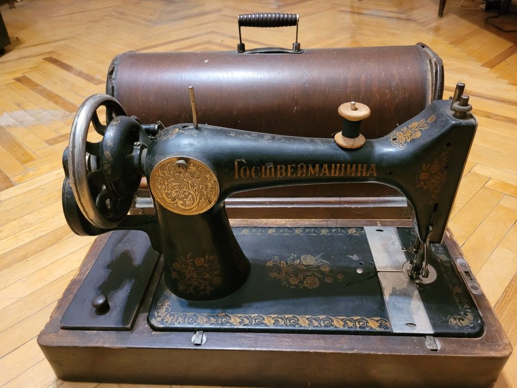Вінтажна швейна машина Госшвеймашина у дерев'яному футлярі