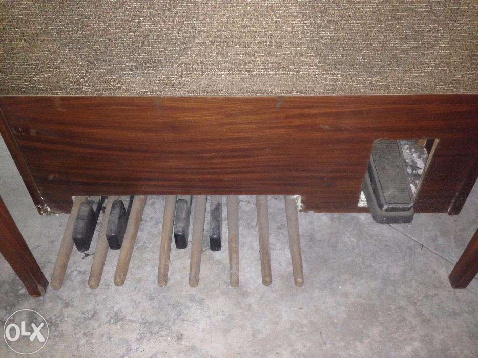 Órgão eléctrico vintage com colunas e pedal