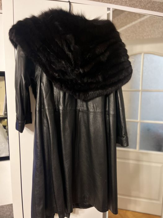 Damski płaszcz skórzany z naturalnym futrem