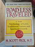 Livro Intitulado "The Road Less Traveled"
