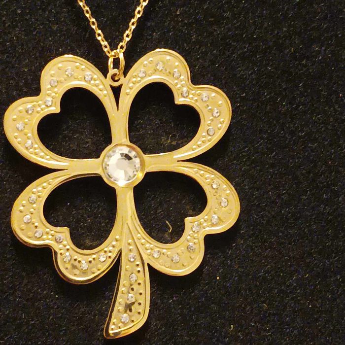 Naszyjnik damski z dużą koniczyną.