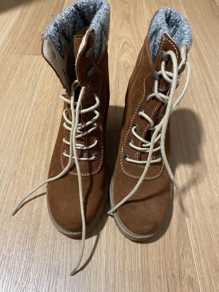 Botas cano curto camurça com salto, tamanho 38, NOVAS