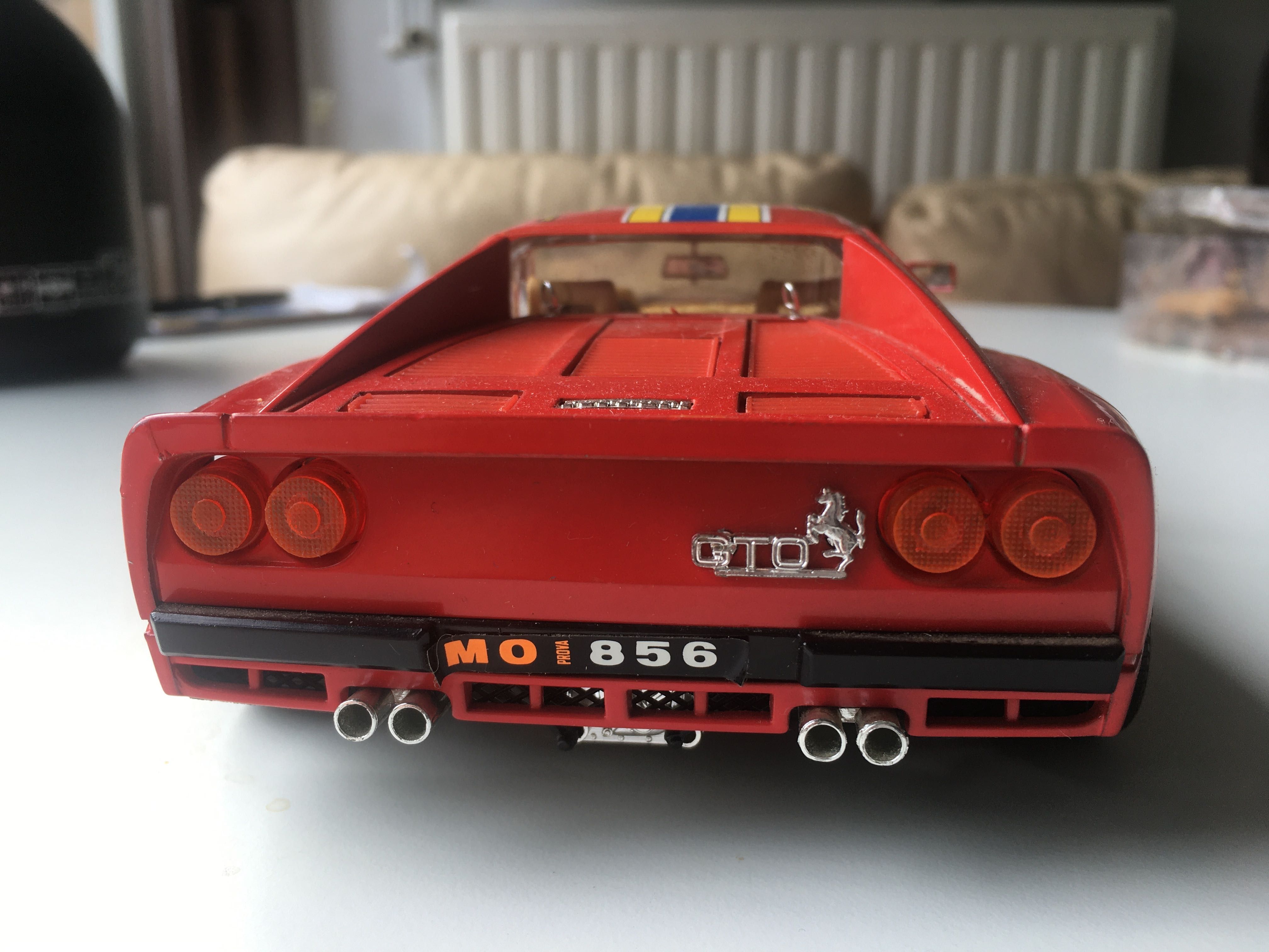 Model Ferrari GTO 1984 skala 1:18 Burago