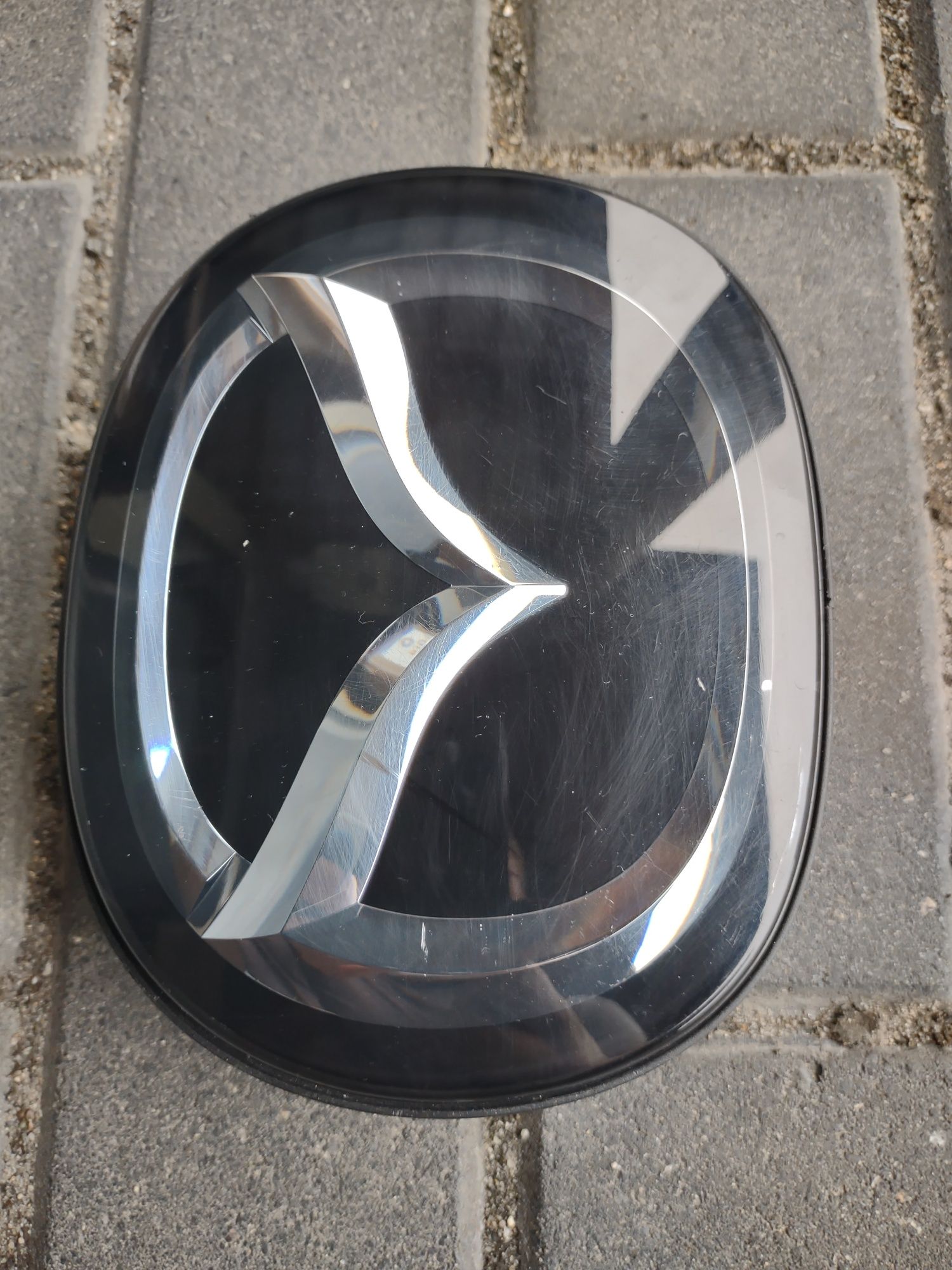 Emblemat, znaczek Mazda CX3 w atrapę pod radar.