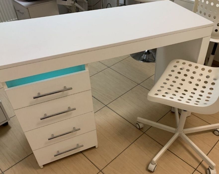 Стіл манікюрний стіл для манікюру.