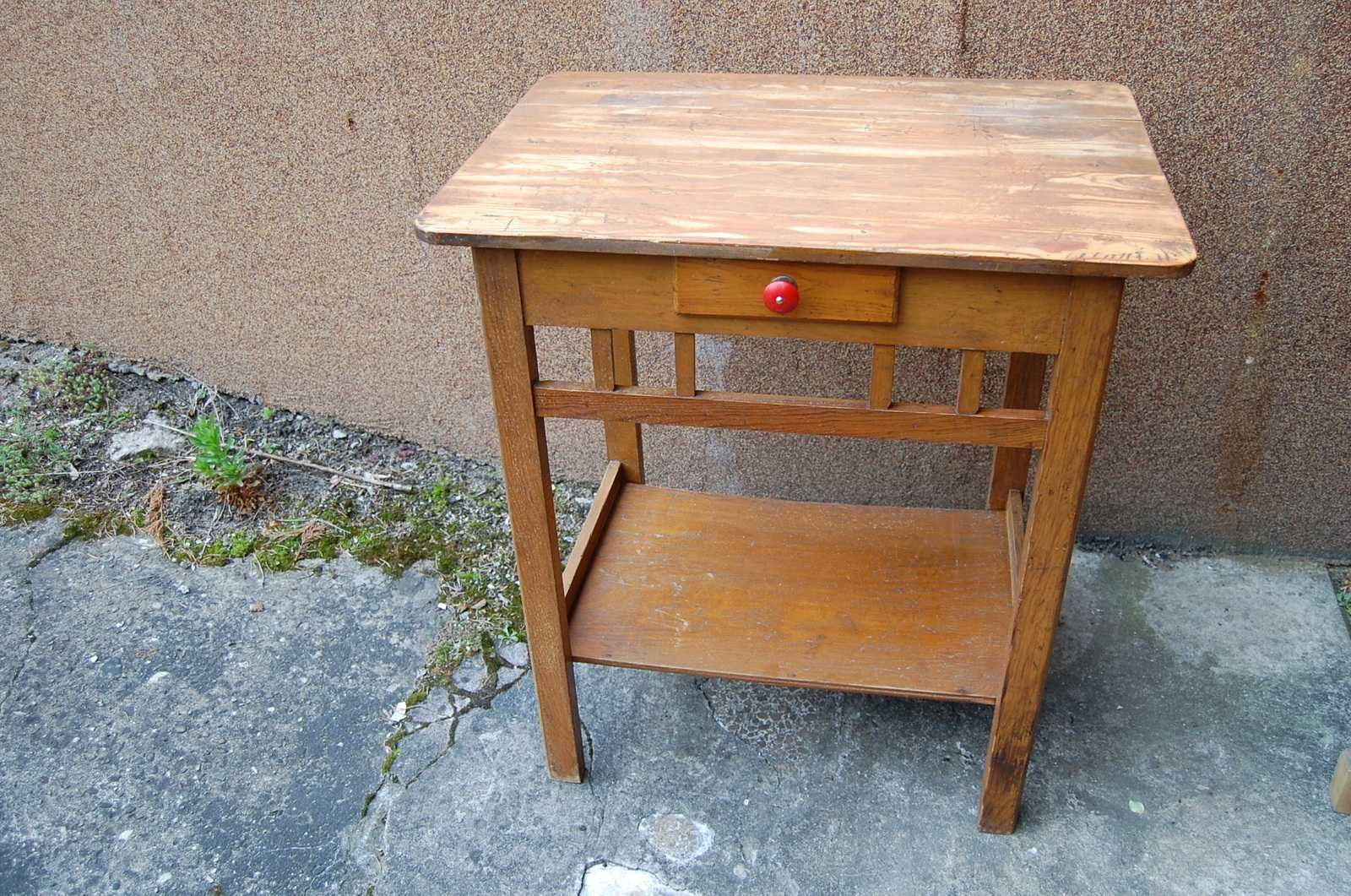 Stary drewniany stolik w stylu art-deco.