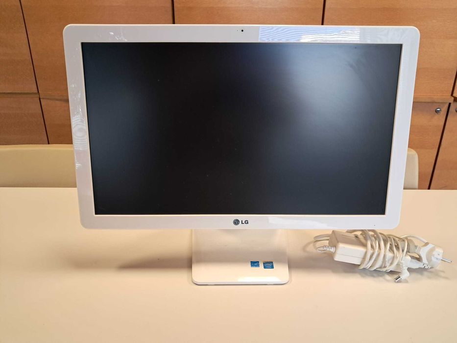 Computador e Monitor LG All In One IPS Full HD 21.5 - 22V240, 4GB RAM