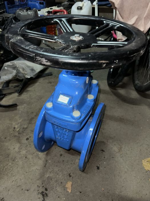 Обладнання для водопровідних мереж: засувки, муфти, фланці