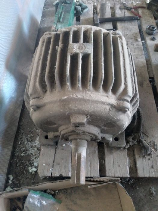 Мотори на токарний і фрезерний верстати.