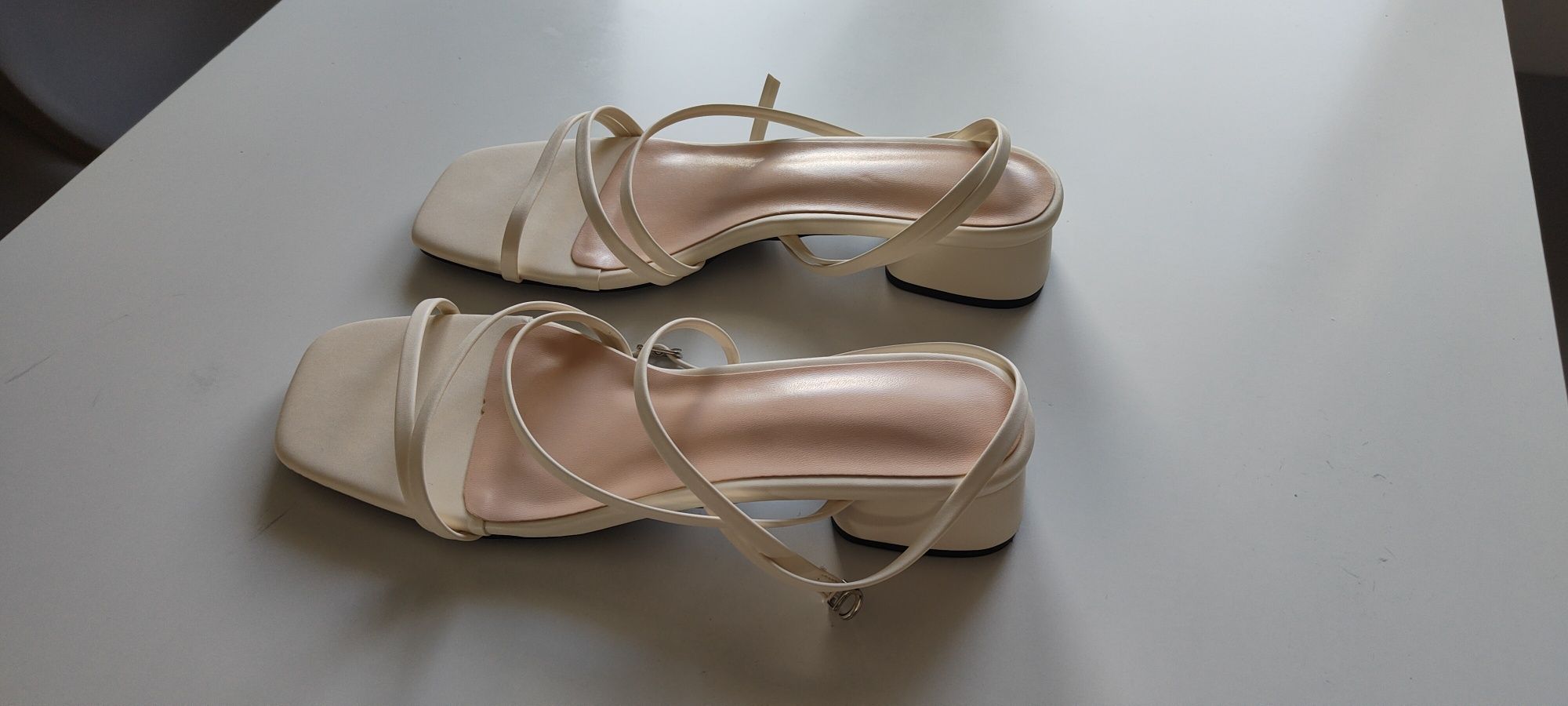 Sandały damskie na niskim słupku eleganckie