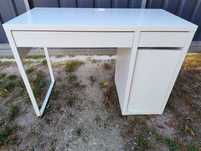 Białe biurko Micke Ikea organizer