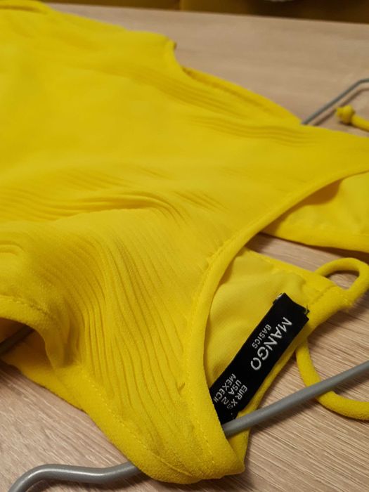 Żółta plisowana sukienka Mango XS zwiewna