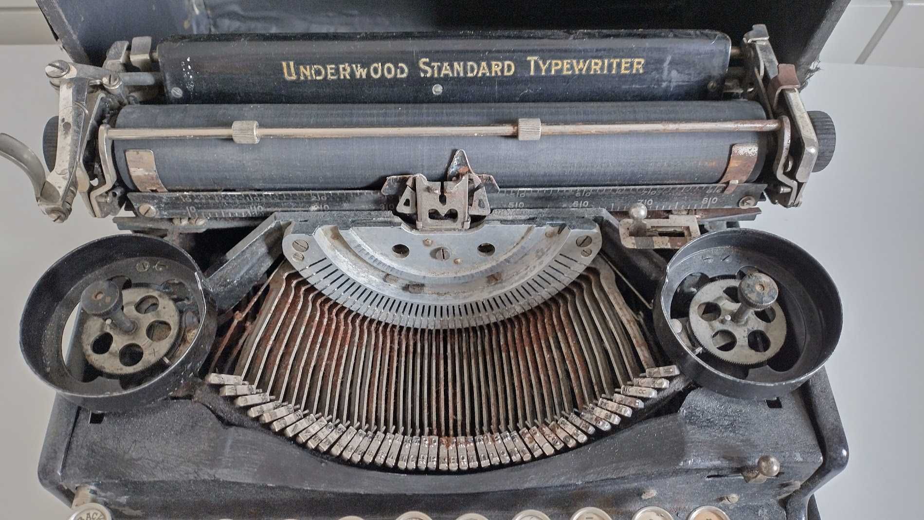 Maszyna do pisania z 1929 r. Underwood Portable 4-Bank