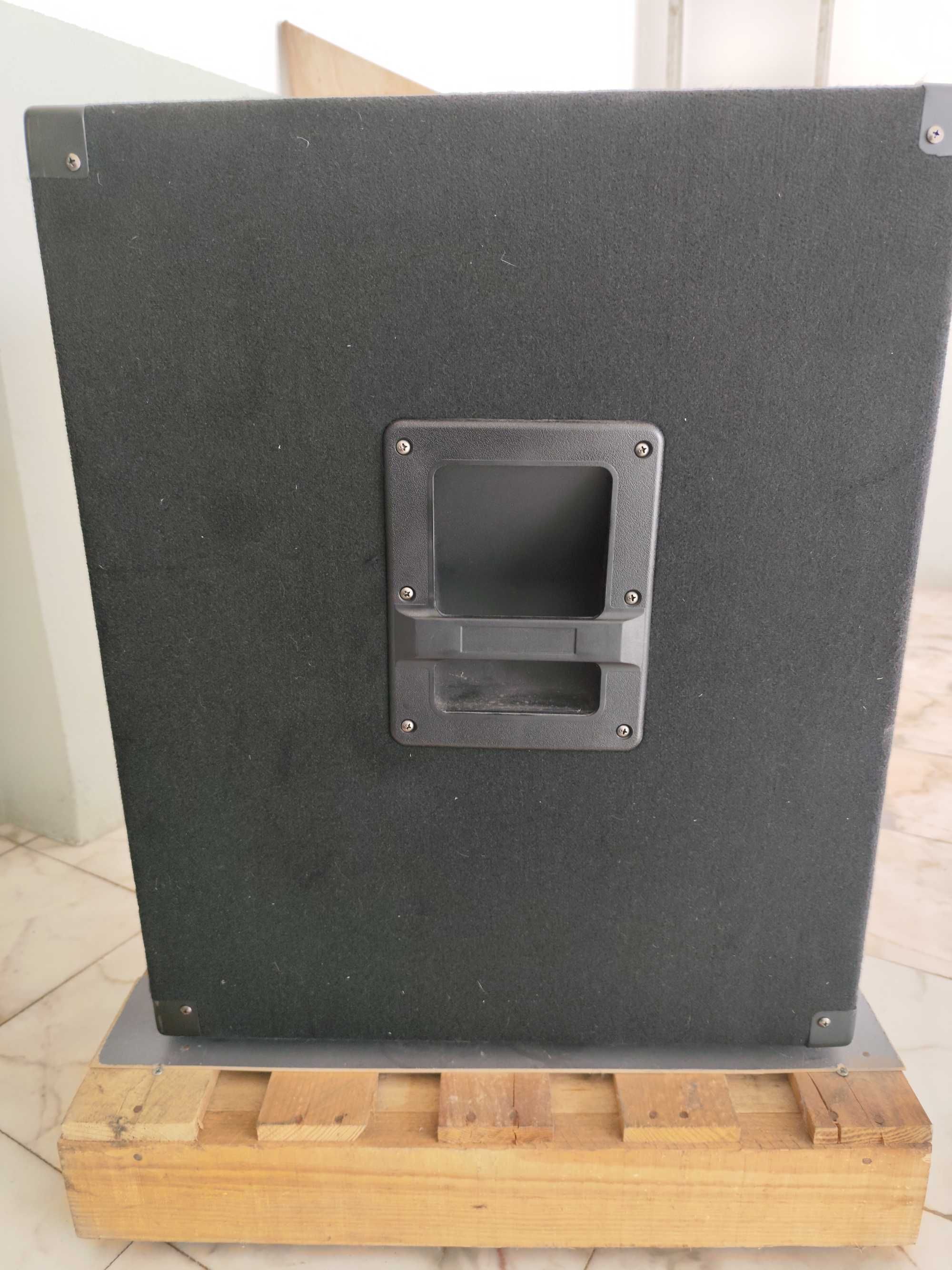Subwoofer de 15" em bom estado com 1000w de potência.