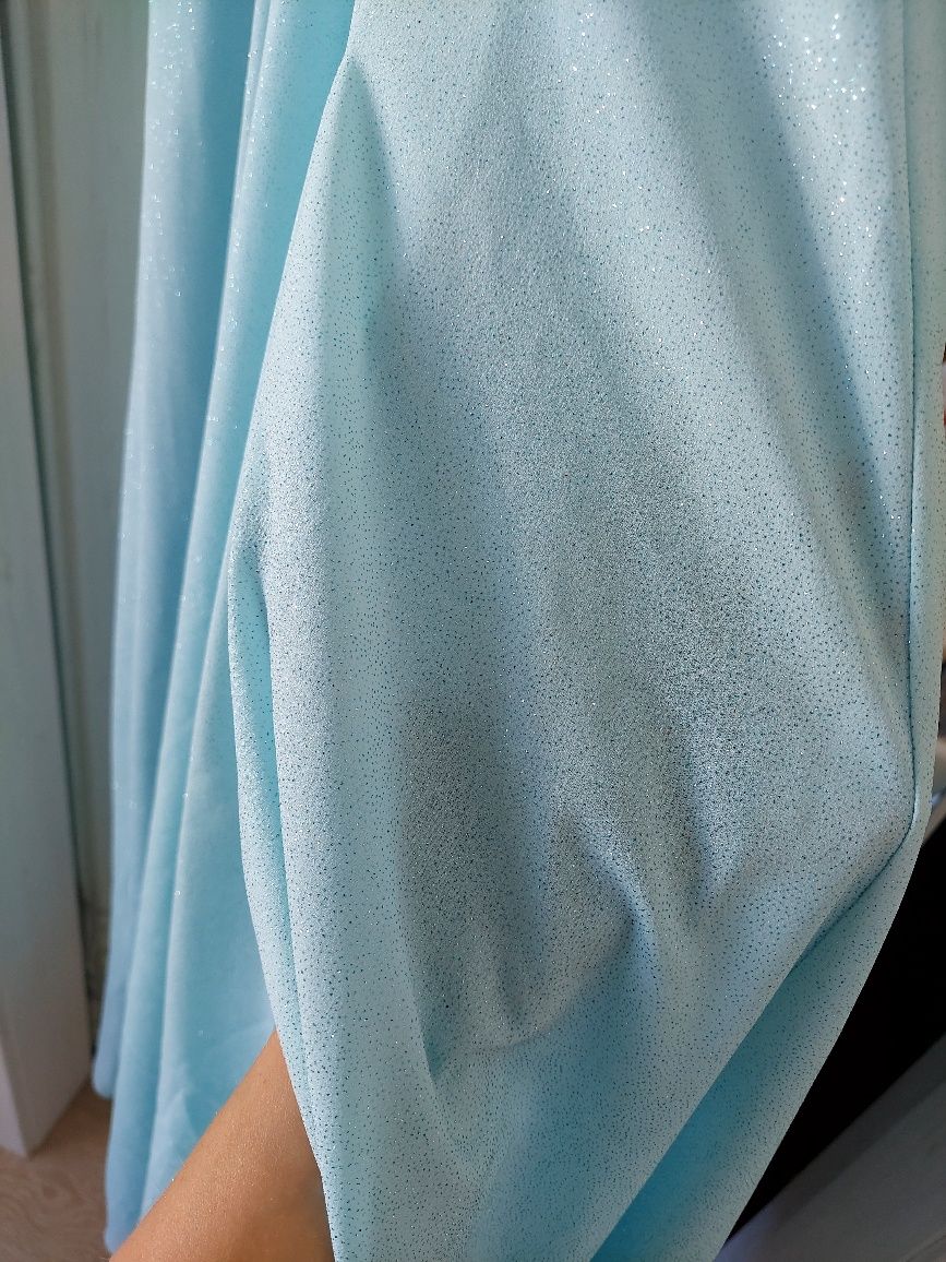 Długa błękitna suknia z paskiem