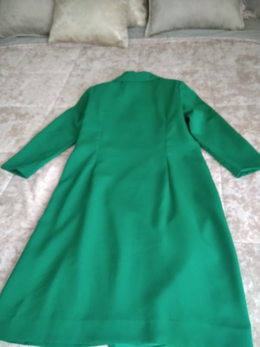 Vestido verde com botões, meia manga.